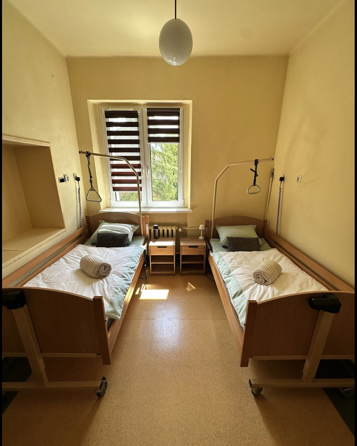Pokój z dwoma łóżkami i szafkami nocnymi